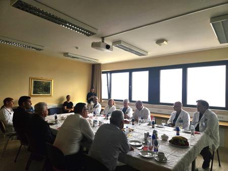 Bolnišnico sta predstavljala strokovni in finančni direktor Tomaž Gantar in Radivoj Nardin (tretji in četrti z leve) ter predstojniki oddelkov.